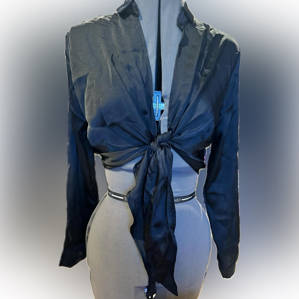 Boutique Mi Amor. Black tie top size small.